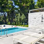 Alessandra Luxury With Private Pools And Jacuzzi 펜션 *