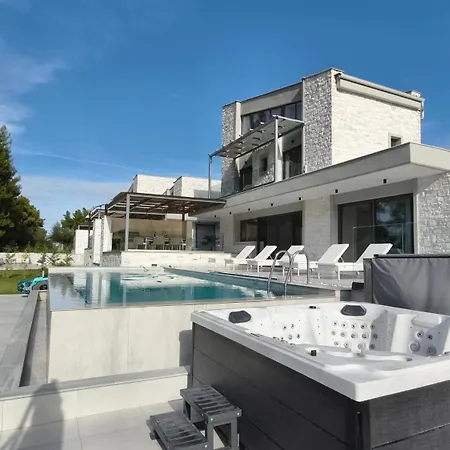 Alessandra Luxury With Private Pools And Jacuzzi Hébergement de vacances *