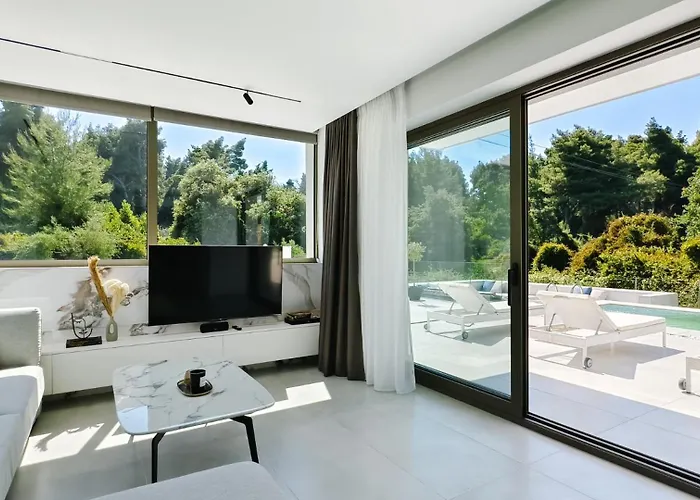 Alessandra Luxury With Private Pools And Jacuzzi Kriopigi